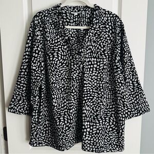Chico's top in black and white print, Size 4 (18-20)